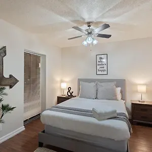 Affordable Downtown W Views Apartment Memphis